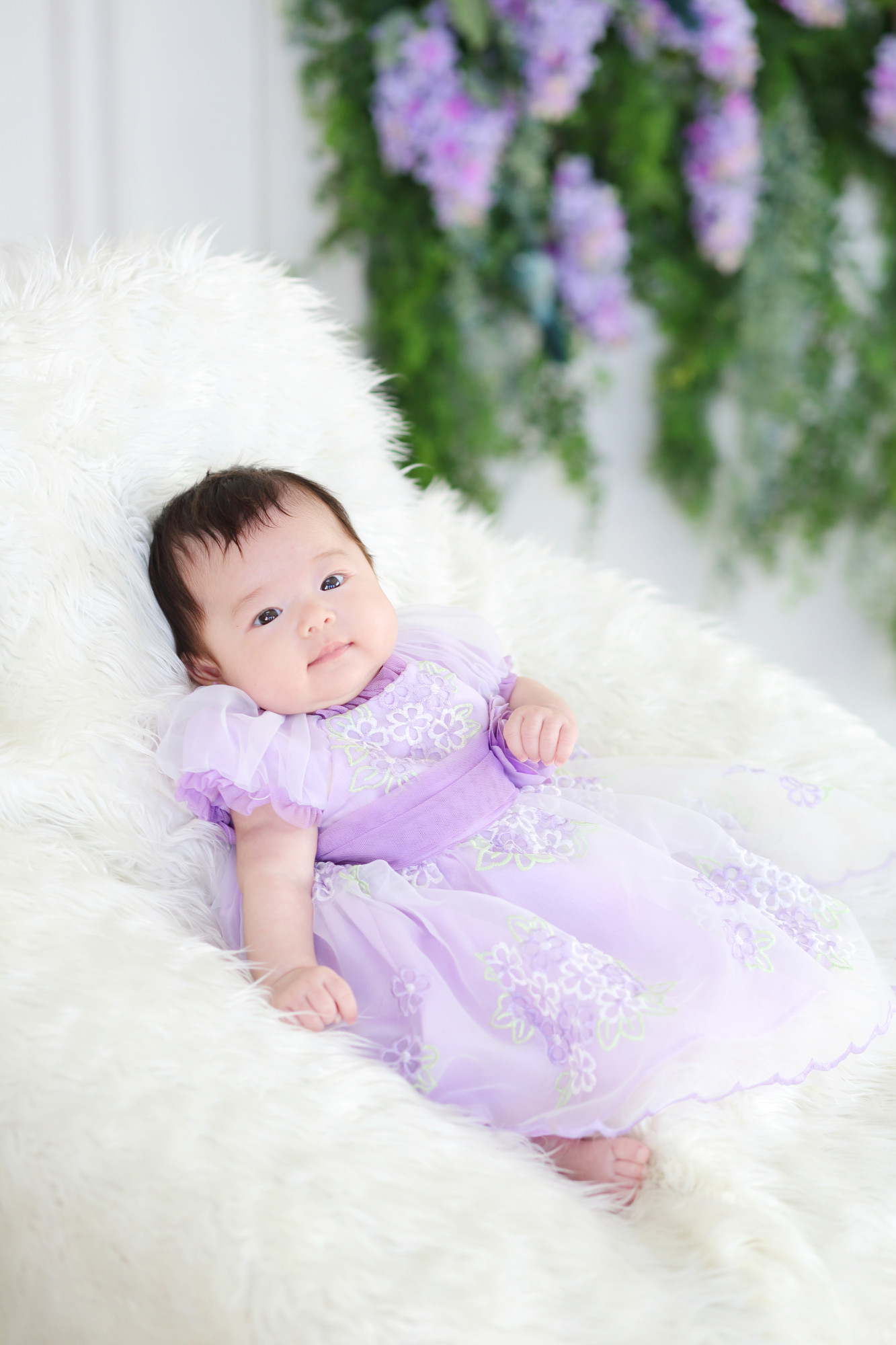 ベビードレスを着た赤ちゃんの写真