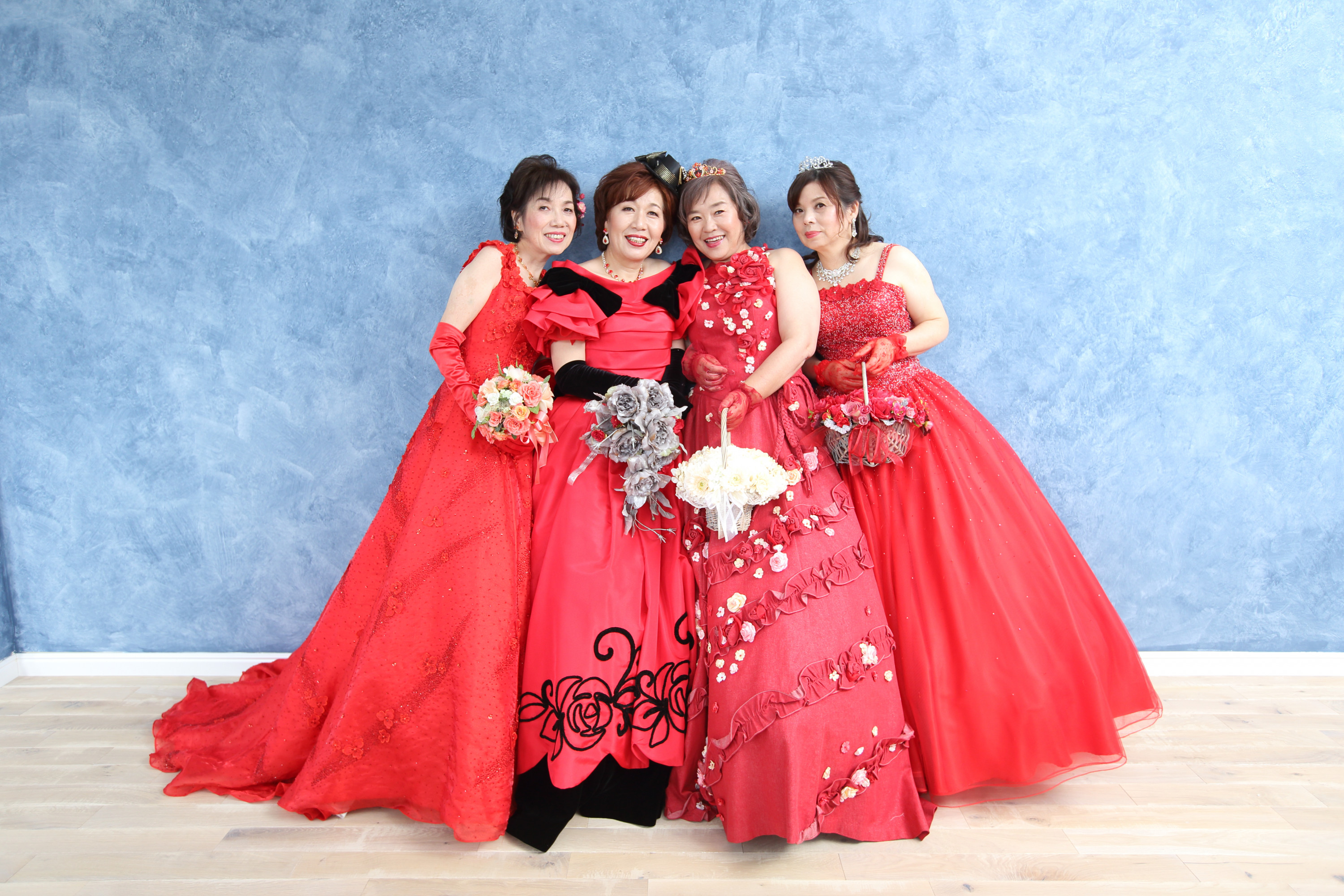 ドレスを着た還暦女性4人の写真