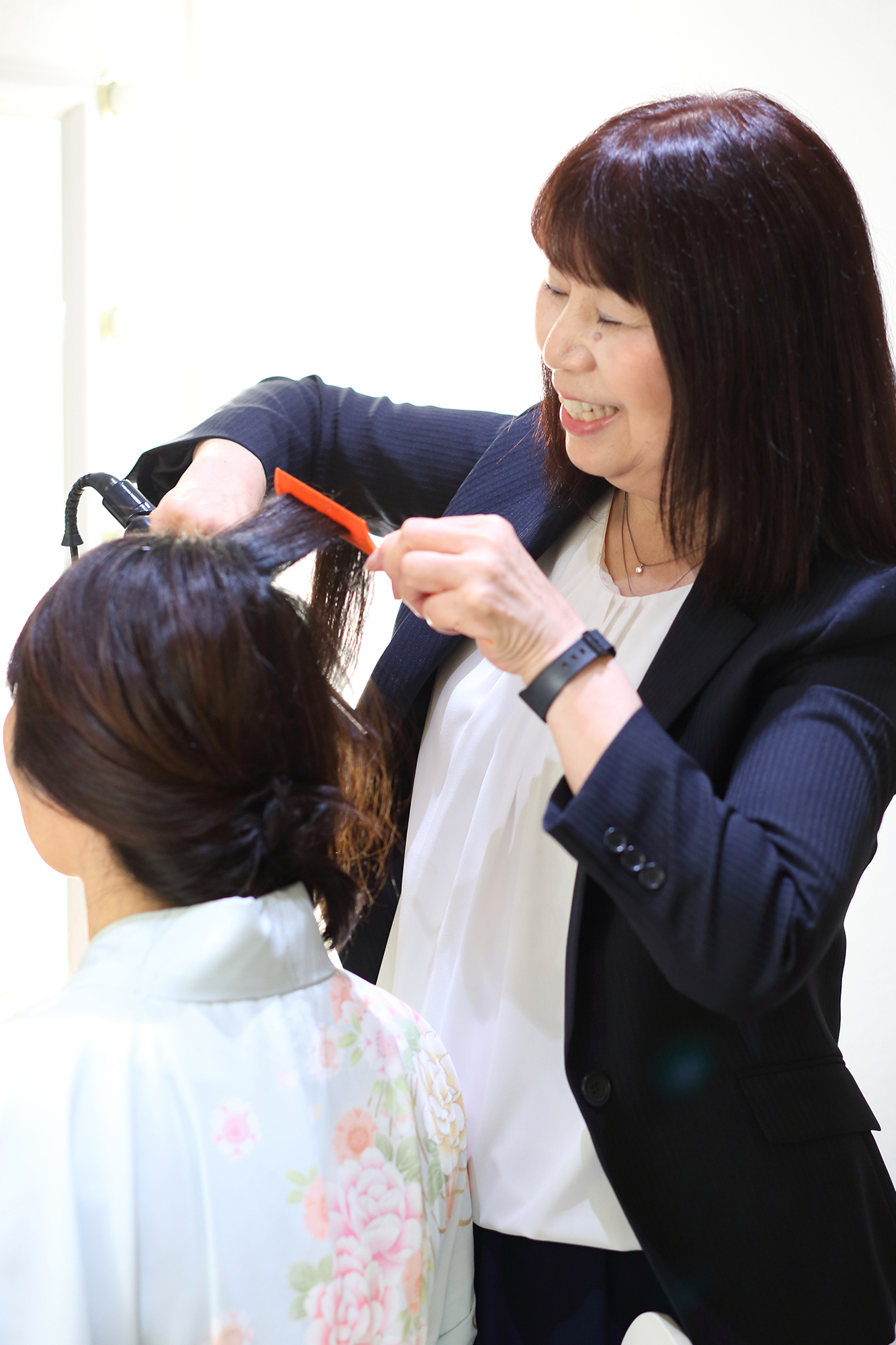 Hadano Yokoがお客様のヘアセットをしている写真