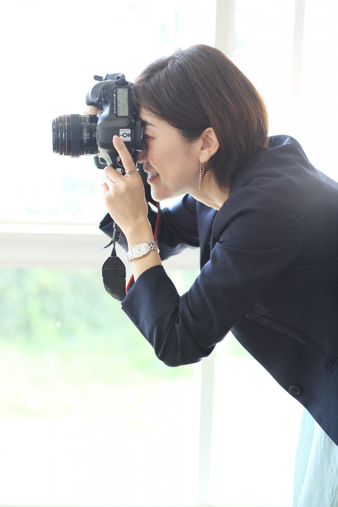 フォトグラファーNagasaki Shihoがカメラを構えている写真
